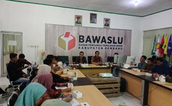 Ketua Bawaslu Kabupaten Rembang, Totok Suparyanto saat membuka pelatihan jurnalistik pada Kamis, (21/11)
