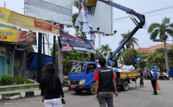 Anggota Bawaslu Kabupaten Rembang, Nibrosu Rohid dan Komisioner KPU Rembang, Maskutin, saat menyaksikan penertiban APK, pada Minggu (24/11)