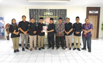 Bawaslu Rembang menyerahkan laporan akhir Pemilihan Serentak 2024 kepada Ketua DPRD Rembang