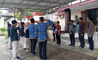 Plh Ketua dan Anggota Bawaslu Kabupaten Rembang serta Staf Sekretariat saat melakukan upacara Harkitnas, pada Selasa (20/5)