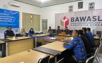 Anggota Bawaslu Rembang, Nibrosu Rohid saat memberikan materi pelatihan publik speaking, pada Selasa (20/5)