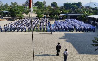 Anggota Bawaslu Rembang, Nibrosu Rohid saat menjadi pembina upacara, pada Senin (06/10)