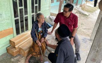 Anggota Bawaslu Kabupaten Rembang, Nibrosu Rohid dan Anggota KPU Rembang, Sakdullah saat melakukan Coktas pada Selasa (14/10)