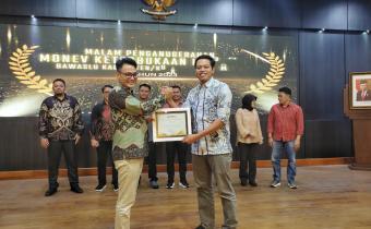 Anggota Bawaslu Kabupaten Rembang, Nibrosu Rohid saat menerima penghargaan Keterbukaan Informasi Publik Tahun 2023.