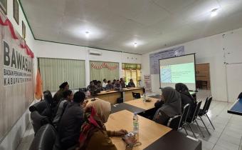 Rembang – Bawaslu Kabupaten Rembang menggelar Rapat Koordinasi Evaluasi Penyelesaian Perselisihan Hasil Pemilihan Umum (PHPU) Pemilu Legislatif 2024 pada Senin (20/7/2026). Kegiatan ini menjadi momentum untuk mengevaluasi seluruh tahapan penanganan sengketa hasil pemilu yang telah berlangsung di Mahkamah Konstitusi (MK), sekaligus menjadi bahan pembelajaran bagi penyelenggara pemilu dalam menghadapi tahapan serupa pada pemilu mendatang. Evaluasi tersebut diikuti oleh jajaran Bawaslu Kabupaten Rembang bersam
